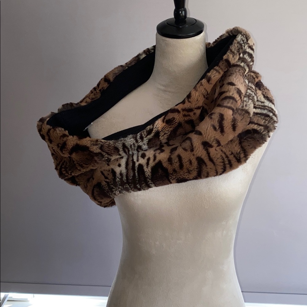 St. John Black Luxe Leopard Faux Fur Infinity Scarf Shawl Wrap